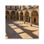 Güneş Işığında Tarihi Cami Avlusu Kanvas Tablo